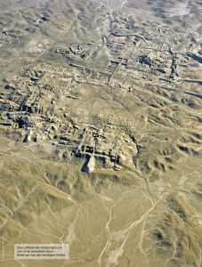 Das Luftbild der Gra bungs zone von Uruk vermittelt einen